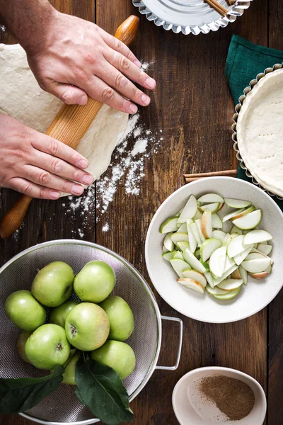 Συστατικά Για Μαγείρεμα Σπιτικά Γαλλικά Τάρτες Μήλο Ξύλινο Τραπέζι Επάνω — Φωτογραφία Αρχείου