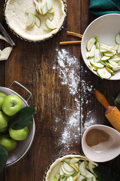 Рамка Ингредиентов Приготовления Домашнего Яблочного Пирога Деревянном Фоне — стоковое фото