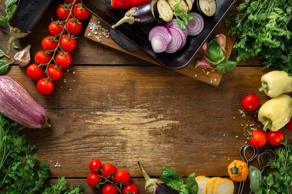 Рамка Овощей Приготовления Пищи Сковороде Деревянном Фоне Вид Сверху — стоковое фото