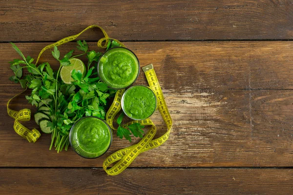 Grüner Detox Smoothie Mit Maßband Auf Hölzernem Hintergrund Lebensmittel Detox — Stockfoto