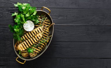 Kopya alanı ile koyu ahşap arka plan üzerinde bir tavada Közlenmiş patlıcan