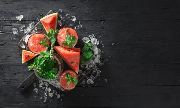 Drinks Mit Wassermelonenmojito Auf Dunklem Holzhintergrund Mit Kopierraum — Stockfoto