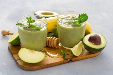 Sağlıklı temiz beslenme konsepti Bir masada yeşil sağlık smoothie ile Cam kupa