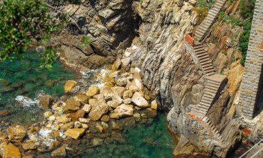 Cinque Terre İtalya'da denizde uçurumdan üst görünümü