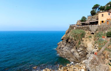 İtalya Cinque Terre 'deki güzel İtalyan manzarası Riomaggiorein
