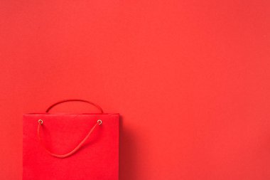Kırmızı arka plan üst görünümünde boş kırmızı kağıt torba