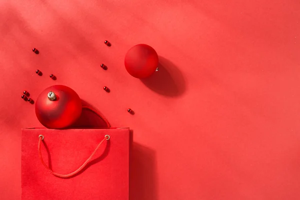 Natale Sacchetto Carta Rosso Shopping Con Decorazione Sfondo Rosso Copia — Foto Stock