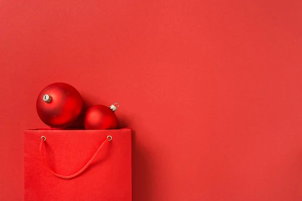 Sacchetto Carta Shopping Rosso Natale Con Cono Sfondo Rosso Vista — Foto Stock