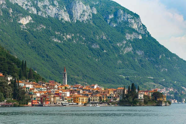 Varenna kasabasının güzel panoramik manzarası, Como Gölü, İtalya