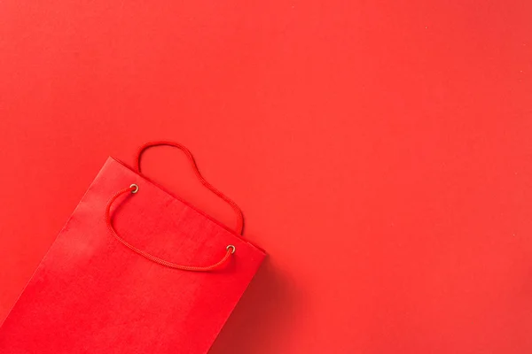 赤い背景の上のビューの赤い紙袋 — ストック写真