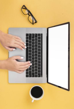 Çalışma süreci fotoğraf Adam dizüstü bilgisayar üst görünümü yazma