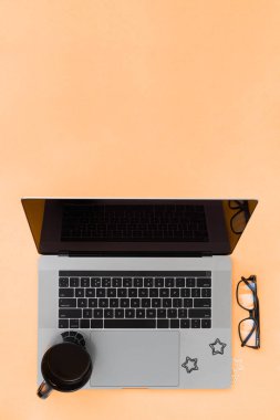 Dizüstü bilgisayar ve bir fincan kahve ile ev ofis çalışma alanı