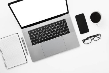Minimal freelancer ofis işyeri düz yatıyordu üst görünümü Worksplase
