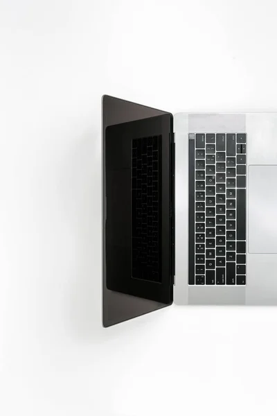 Открыть Ноутбук Чистым Экраном Белом Фоне — стоковое фото