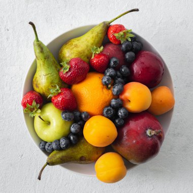 Hafif bir arka plan üst görünümünde mix meyve plaka