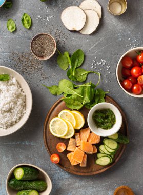 Somon, avokado, sebze ve chia tohumu üst görünümü ile hazırlık poke kase için Malzemeler