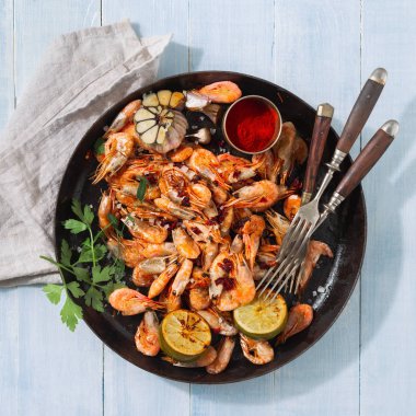 Mavi ahşap arka plan üst görünümünde taze kızarmış karides