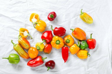 Beyaz bir arka plan üzerine dağılmış ev yapımı biber