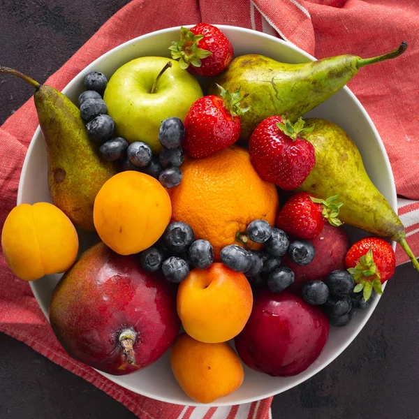 Fruit Plaat Een Donkere Achtergrond Top View — Stockfoto