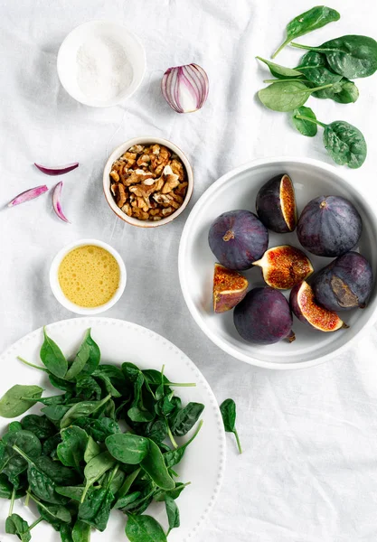 Råa Ingredienser För Matlagning Vegetarisk Sallad Fikon Nötter Och Spenat — Stockfoto