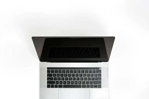 Offener Laptop Mit Leerem Bildschirm Auf Weißem Hintergrund — Stockfoto