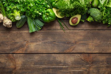 Bitkisel protein kaynağı. Üst görünüm sağlıklı gıda temiz yeme. Ahşap arka plan üst görünümünde yeşil sebze