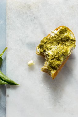 Krem peynir ve pesto ile Sandviç