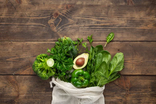 Einkaufstasche Mit Grünem Gemüse Auf Holztisch Gesunde Ernährung Kaufen — Stockfoto