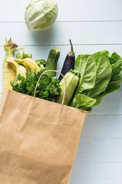 野菜や果物を入った茶色の紙袋 — ストック写真