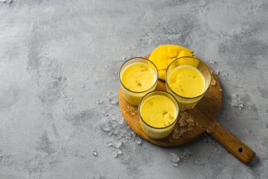Mango Lassi, yoğurt veya smoothie. Sağlıklı probiyotik Hint popüler yaz içeceği