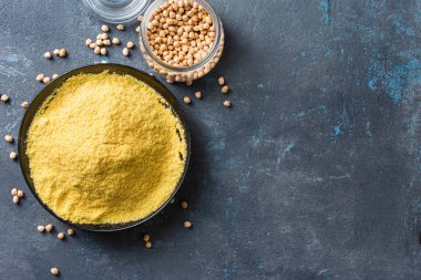 Siyah seramik kasede sarı bezelye unu. Arka planda koyu arkaplan görünümlü, kopya alanı olan.