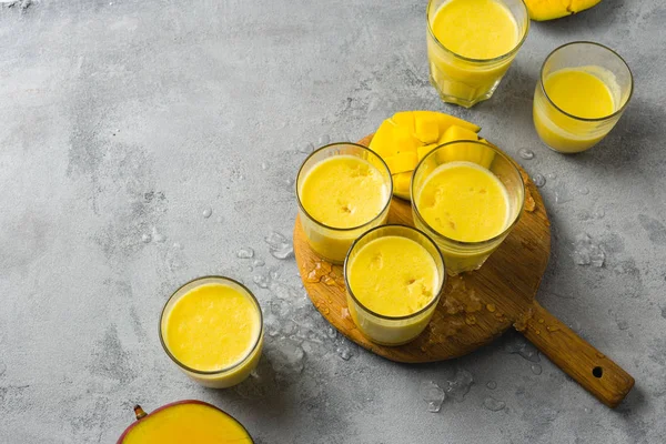 Set Bebidas Populares Verano Indias Mango Lassi Yogur Servido Vaso — Foto de Stock