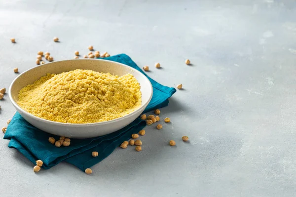 Harina Garbanzos Tazón Cerámica Blanca Sobre Fondo Claro Con Garbanzos — Foto de Stock