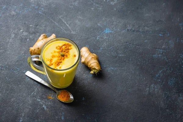 Susu Emas Dengan Akar Kunyit Jahe Kayu Manis Dan Bubuk — Stok Foto
