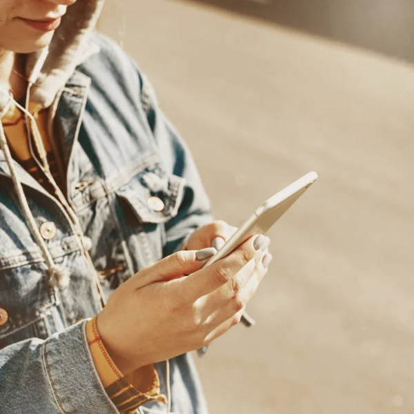 Joven Blogger Navegando Por Las Redes Sociales Calle Mujer Mensajes — Foto de Stock