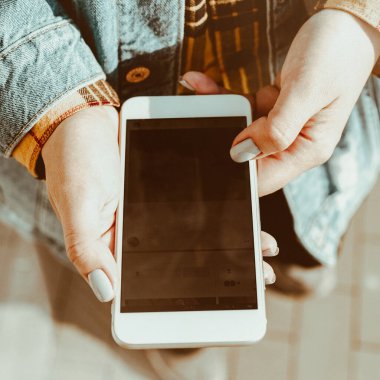 Şehir caddesinde yürüyen genç bir kadın.