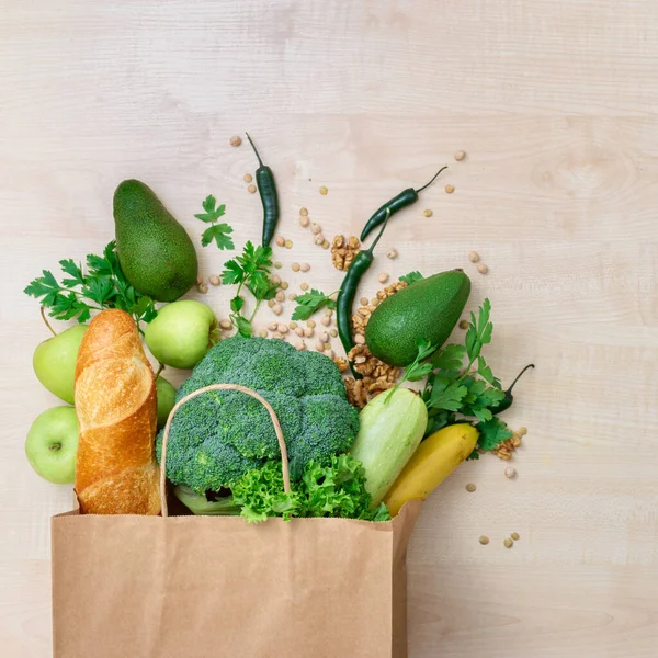 Lebensmittel Einkaufstasche Mit Gesunden Lebensmitteln Auf Einem Hölzernen Hintergrund Draufsicht — Stockfoto