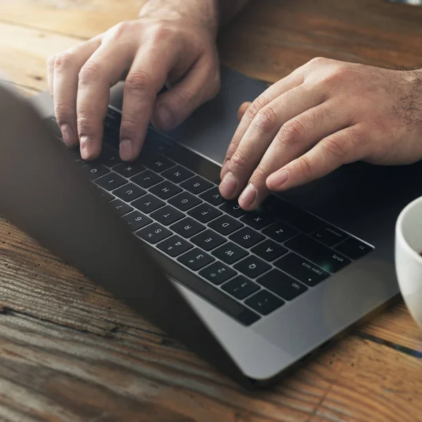 Pria Yang Menggunakan Laptop Kantor Pusat Laki Laki Tangan Mengetik — Stok Foto