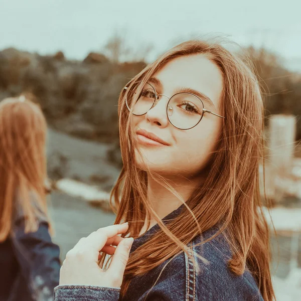 Fiatal Barátok Koncepciója Csinos Fiatal Nők Portréja Tinédzserekről Városi Parkban — Stock Fotó
