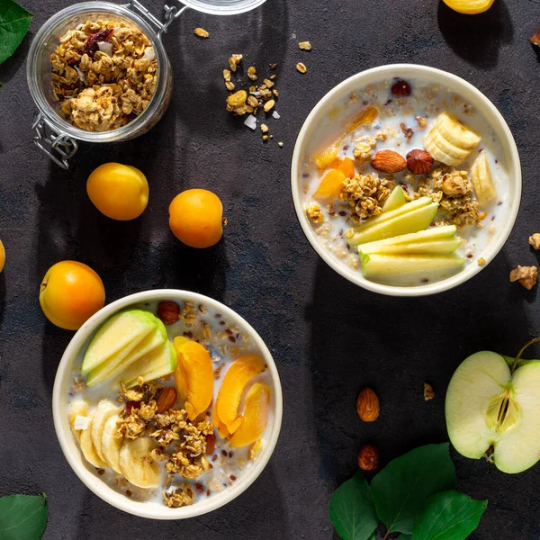 Müsli Frühstück Mit Früchten Nüssen Milch Und Erdnussbutter Einer Schüssel — Stockfoto