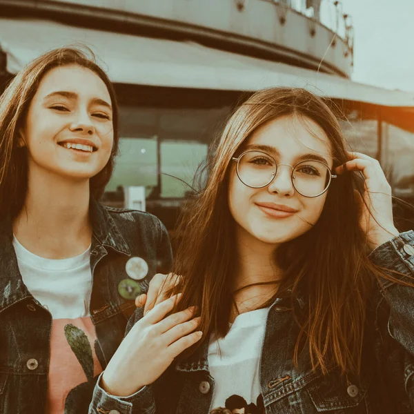 Dois Estudantes Felizes Elegantes Melhores Amigos Olhando Para Câmera — Fotografia de Stock