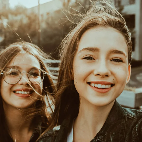 Дві Стильні Щасливі Дівчата Кращі Друзі Роблять Селфі Європі — стокове фото