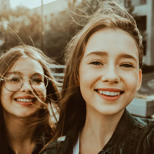 Due Ragazze Felici Alla Moda Migliori Amici Che Fanno Selfie — Foto Stock