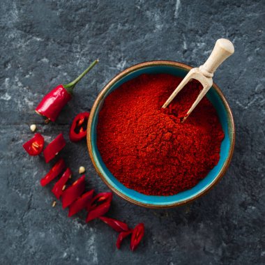 Kopya alanı üst görünümü ile koyu arka plan üzerinde Biber biber tozu