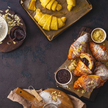 koyu taş arka plan üst görünümünde çikolata ile kahvaltı kruvasan