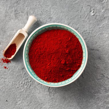 Metin üst görünümü için boş alan ile beton arka plan üzerinde Biber biber tozu