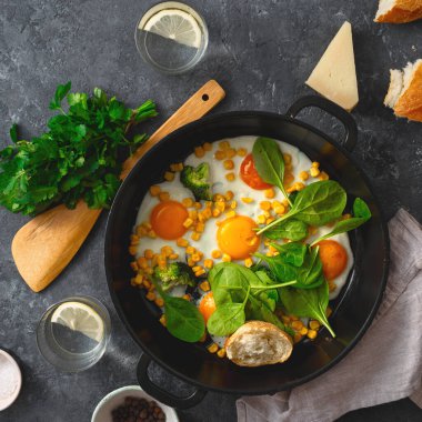 Kahvaltı kızarmış yumurta kızartma tava üst görünümü koyu taş arka plan