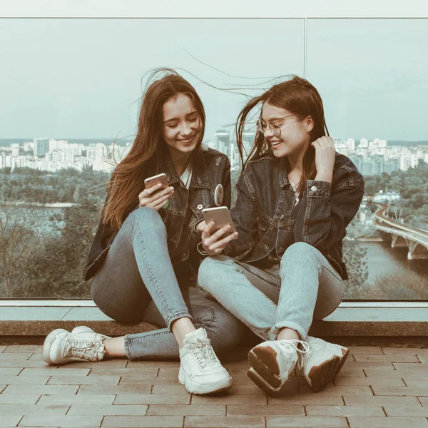 Молодые Друзья Веселятся Смартфоном Весенний День — стоковое фото