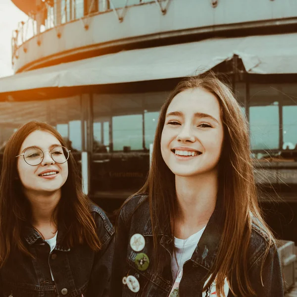 Dois Estudantes Felizes Elegantes Melhores Amigos Olhando Para Câmera — Fotografia de Stock