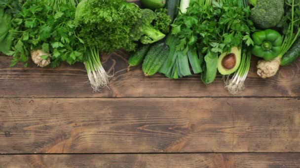 Légumes Verts Herbes Sur Fond Bois Vue Dessus — Video